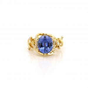 Sabine Eekels - 18 karaat geelgouden ring met een werkelijk fantastische ovale, blauwe saffier van 6.44 ct